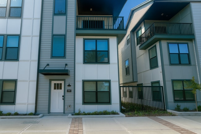 Building Photo - Modern 2-Bedroom Townhome with Garage Parking in the Heart of Jacksonville - Stylish Townhome – 1...