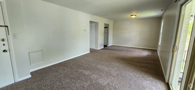 Building Photo - Upper Level One Bedroom Apartment w Covere... Unit Apt. 03