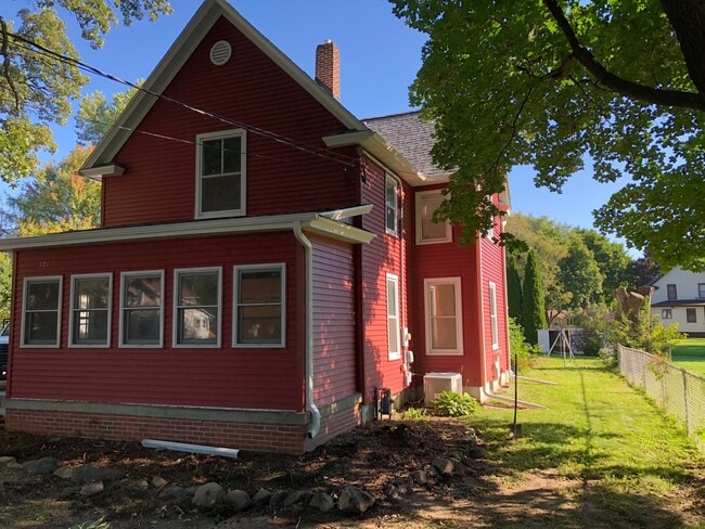 Building Photo - Charming Victorian House located in Lake M...