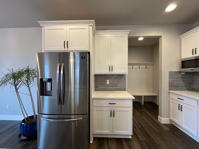 Photo - Beautiful and Newer 4 Bedroom 2.5 Bathroom Craftsman attached House close to the Columbia River! ...