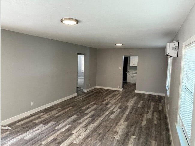 Photo - 727 W 5th St