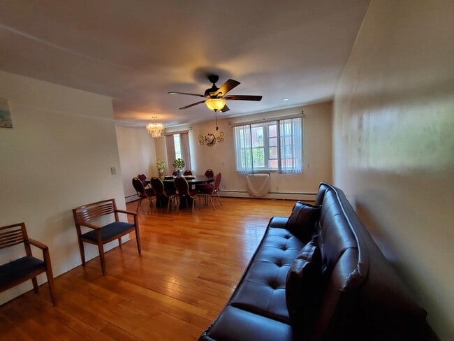 748 E 82nd St Unit Share space