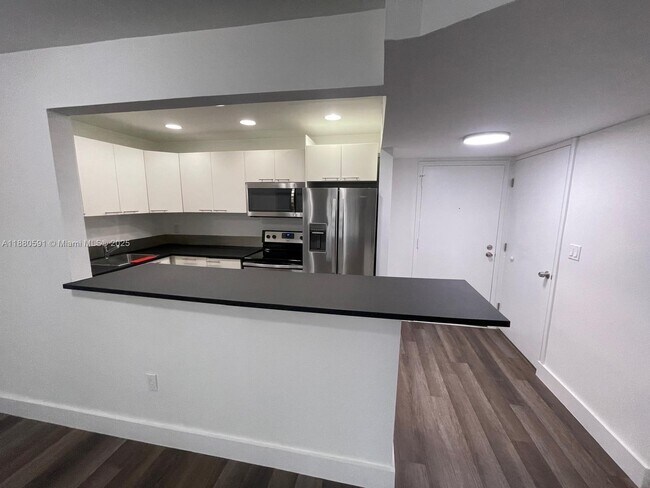 Building Photo - 4164 Inverrary Dr Unit 106 Rental