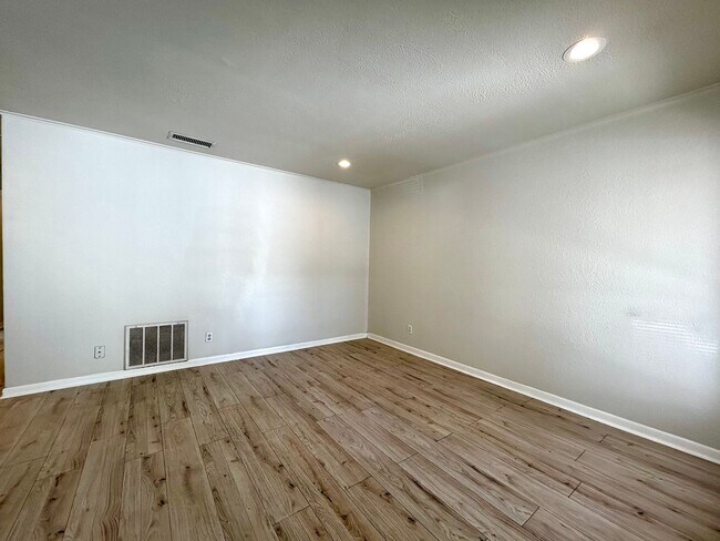 Photo - What a deal! a 3 bed house 5 min from DT a... Unit B