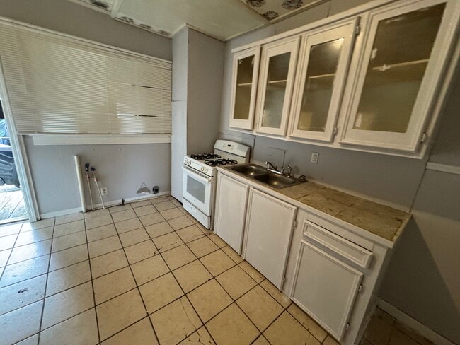 Photo - 335 Caston Ave