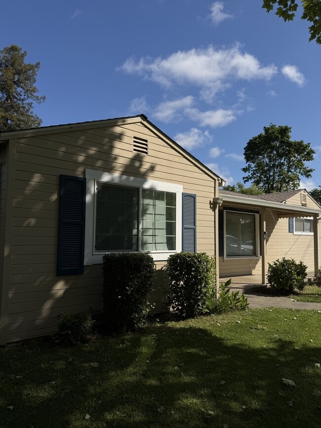 Building Photo - 913 Clover Dr