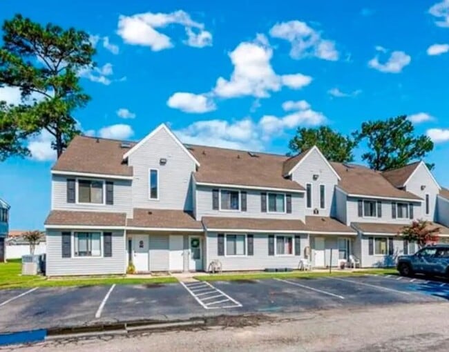 Building Photo - Fairway Village Beautifully Upgraded Condo (Island Green)