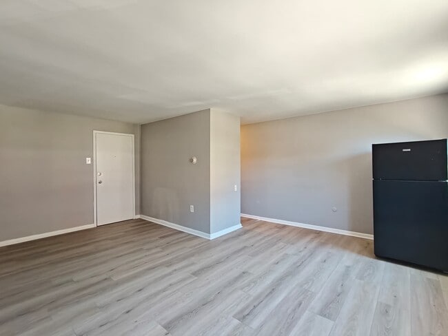 Building Photo - 7131 Marshall Rd Unit B10