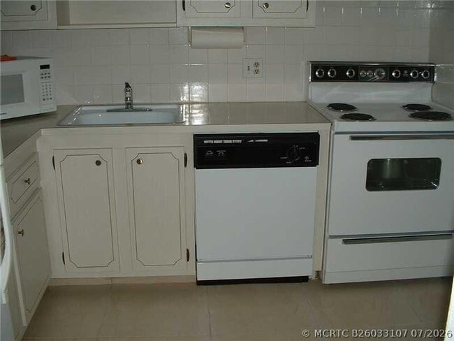 Building Photo - 1030 Country Club Dr Unit 401