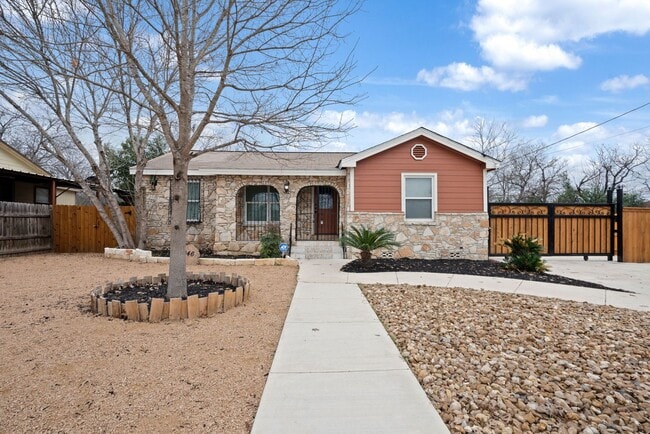 Building Photo - Charming Home Awaits: Spacious & Modern Living in a Prime Location