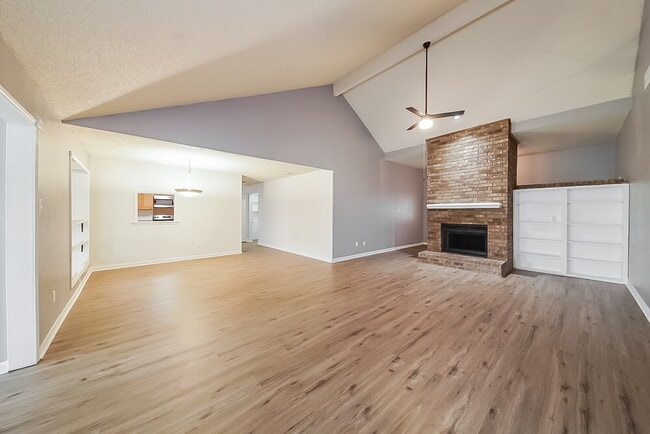 Photo - 940 Holly Ln