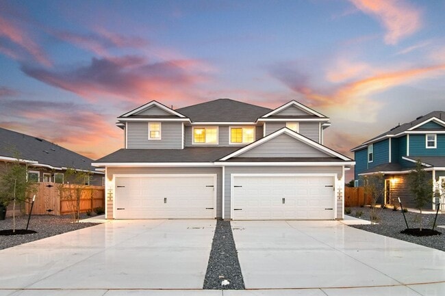 Luxury 3/2.5 Townhome in Seguin - Luxury 3/2.5 Townhome in Seguin