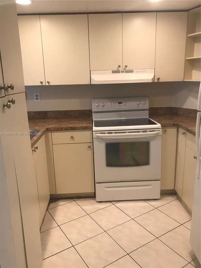 Building Photo - 7125 NW 186th St Unit B106