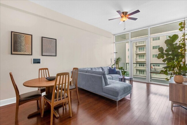 Photo - “Live Steps from Lake Eola in Thornton Par...