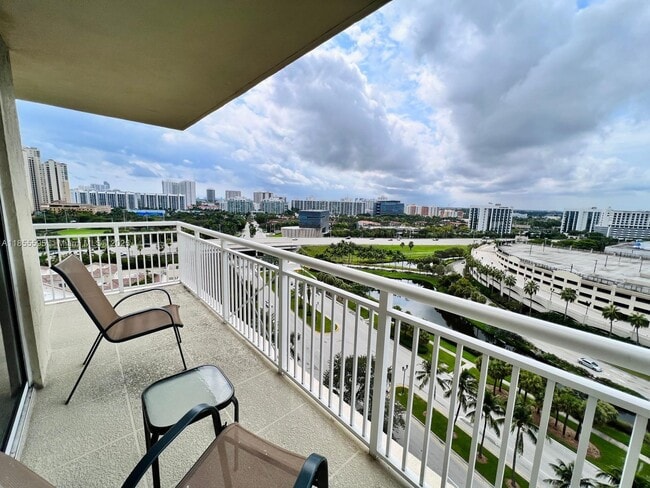 Photo - 19501 W Country Club Dr Unidad 1408