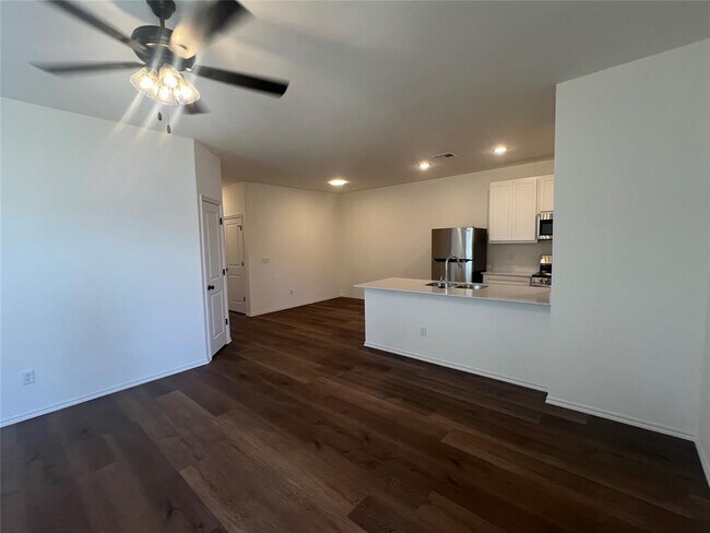 Photo - 300 Aaran Way