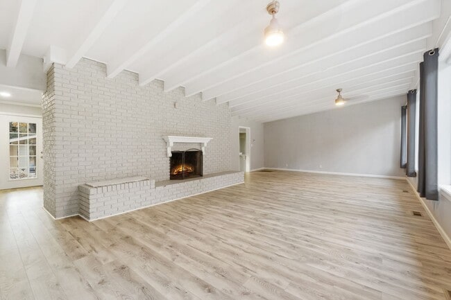 Photo - Gorgeous 5 bedroom, 2.5 bath House on a .8...