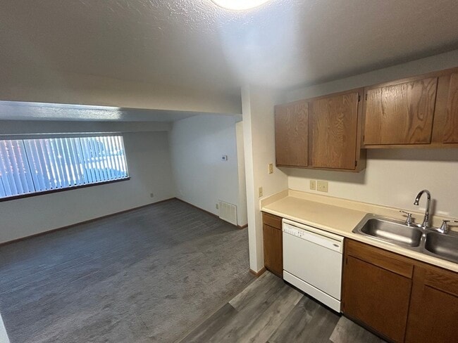 Photo - 2 bedroom, 1 bath apartment with large sha... Unidad 01