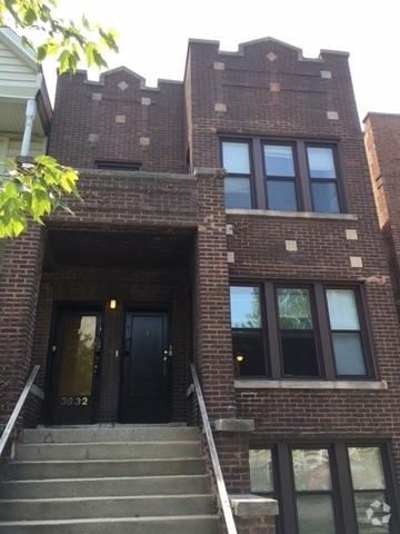 Building Photo - 3632 N Hermitage Ave Rental