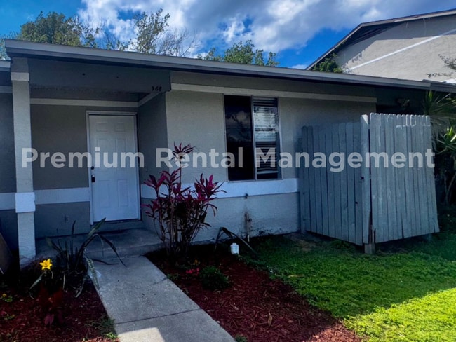 Building Photo - 3 Bedroom 2 Bath Winter Garden Townhome  with Remodeled Kitchen and a  Fenced Backyard!