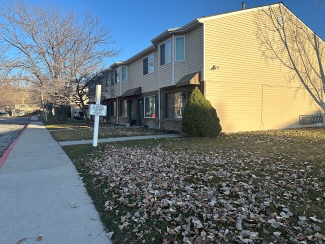 Building Photo - End Unit Townhome For Rent