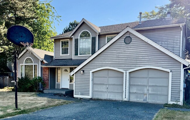 Building Photo - 4 Bed / 2.5 Bath Education hill in Redmond 2-story home $4,295/month