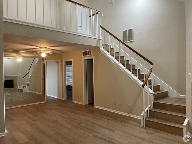 Building Photo - 3100 Walnut Bend Ln Unit 102 Rental