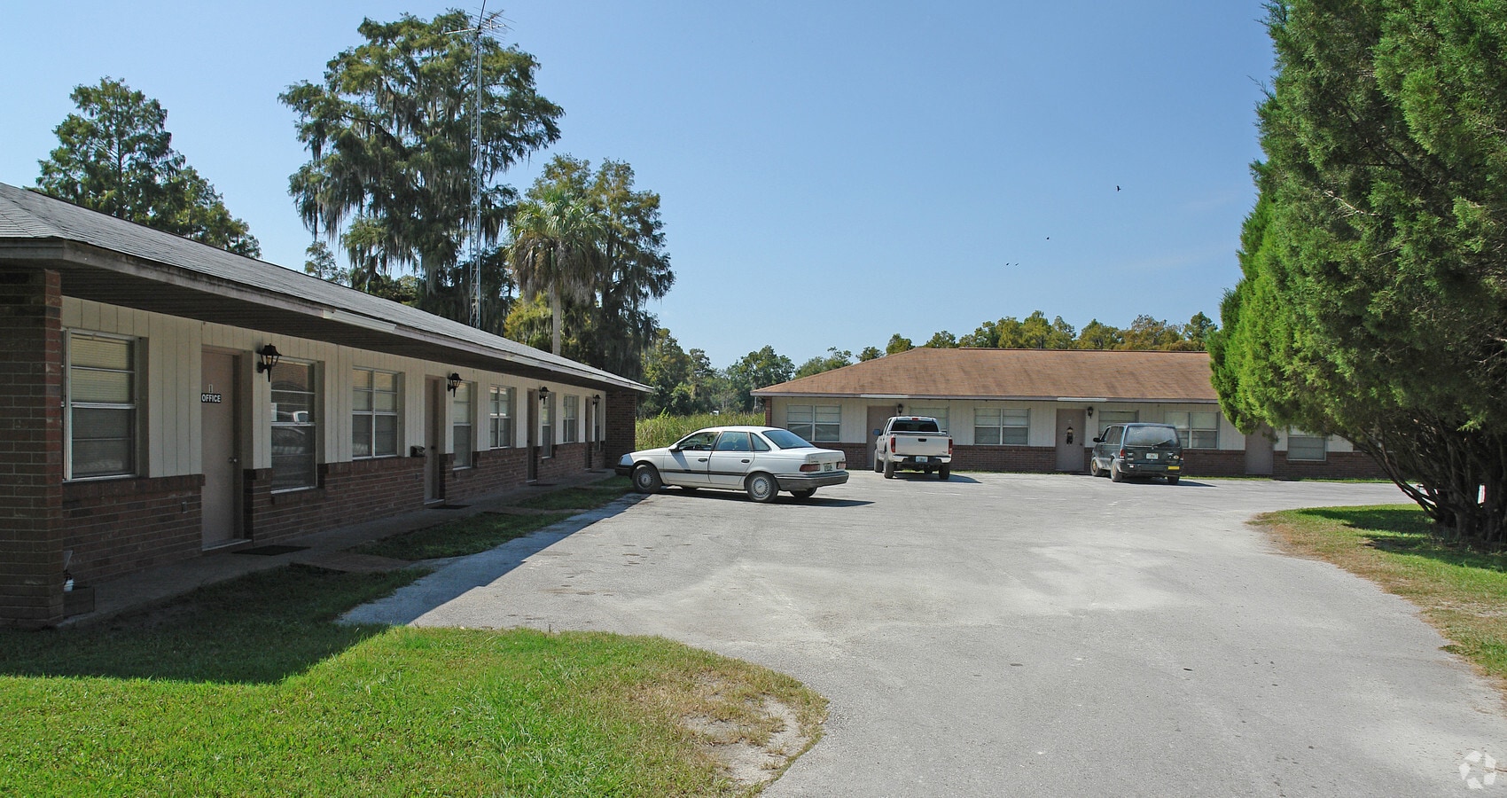 Lake Rousseau Apartments - Lake Rousseau Apartments