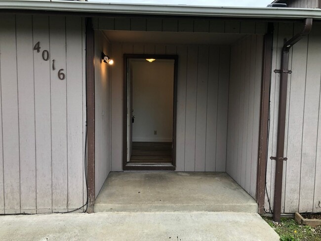 Photo - Updated single level 2 bedroom 1 bath duplex in Springfield!