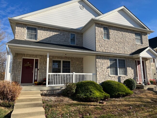 Building Photo - 3 BDRM TOWNHOUSE Available July 2026;   Mo...