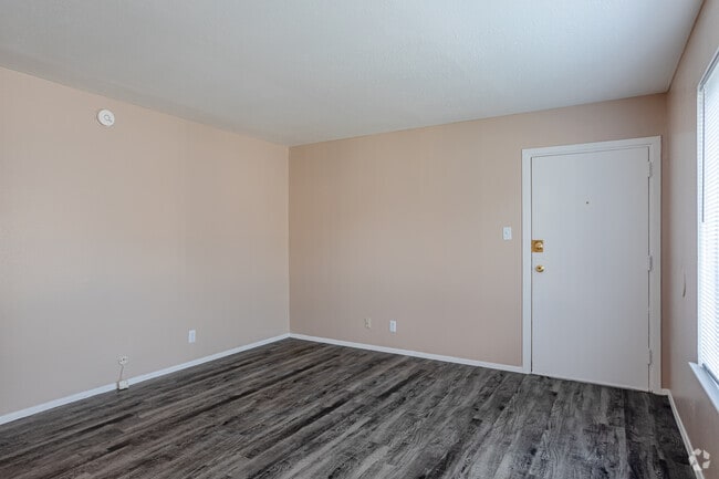 2BR, 1BA - 830SF