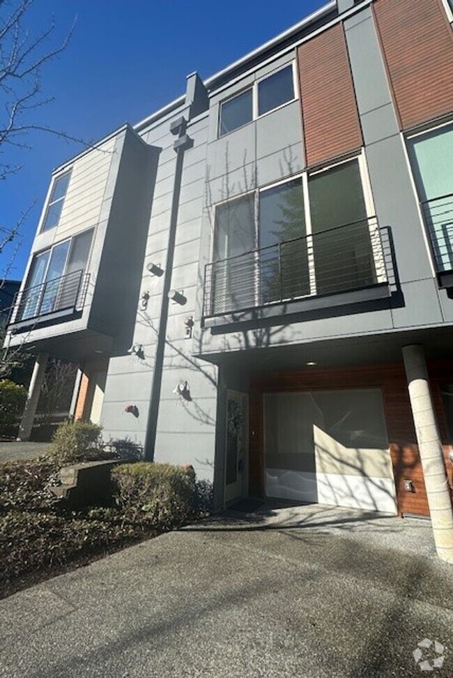 Building Photo - 3bd/2.5ba Issaquah Townhome