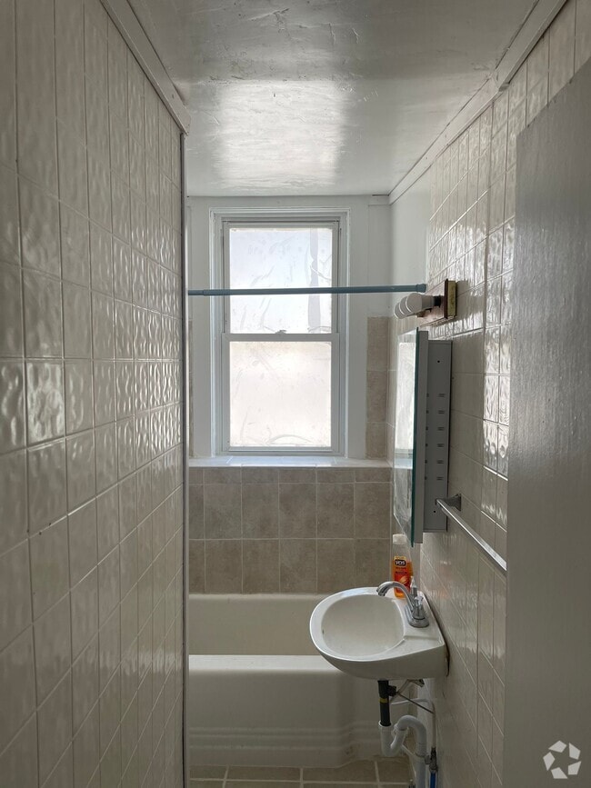 Building Photo - 977 Riverside Dr Unit B Rental