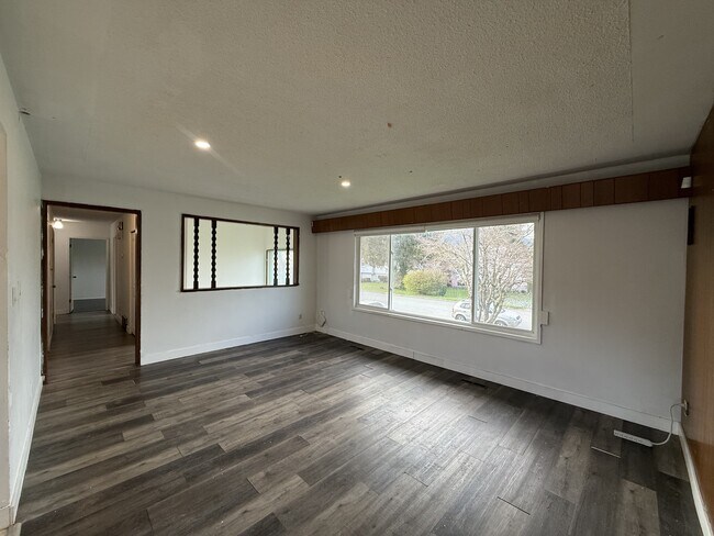 Photo - 46030 Avalon Ave