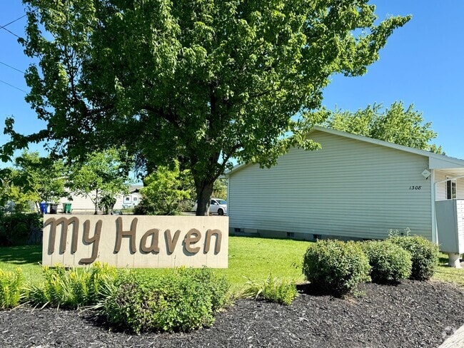 Building Photo - Welcome to our updated 2 bedroom, 1 bathro... Unit Apt #1