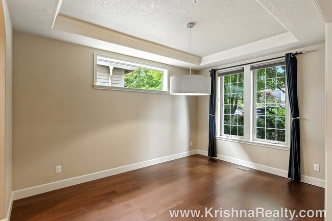 Photo - Gorgeous 6 BD* 3 BA* Single Family Home Located In Charming Arbor Meadows In Portland! **Minutes ...