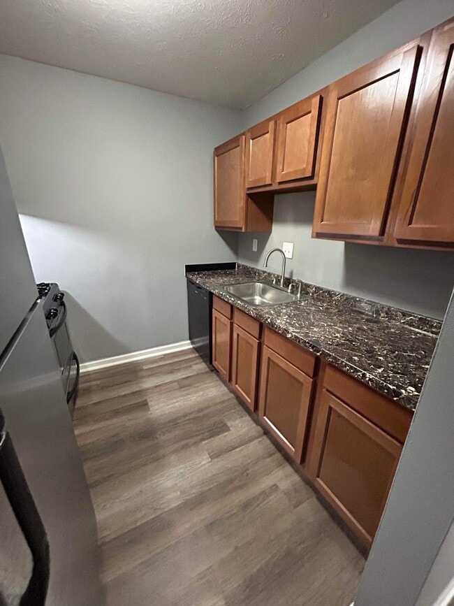 2 Bed 1 Bath Renovated Kitchen - Summit Apartments