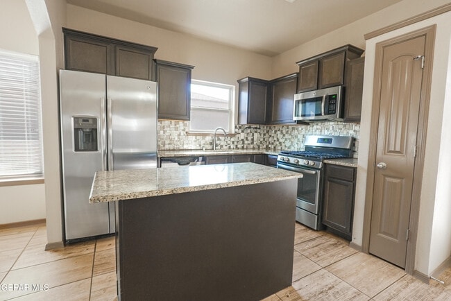 Photo - 4941 Ruben Soto