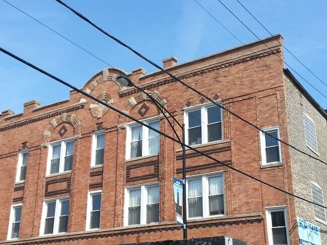 Building Photo - 2350 W Augusta Blvd Unit 3-W