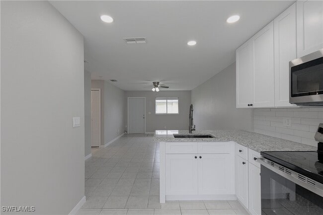 Building Photo - 427 NE Pine Island Ln Rental