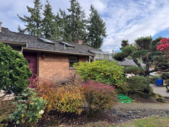 Photo - Cozy 5 bedr 3 bath rambler with daylight b...