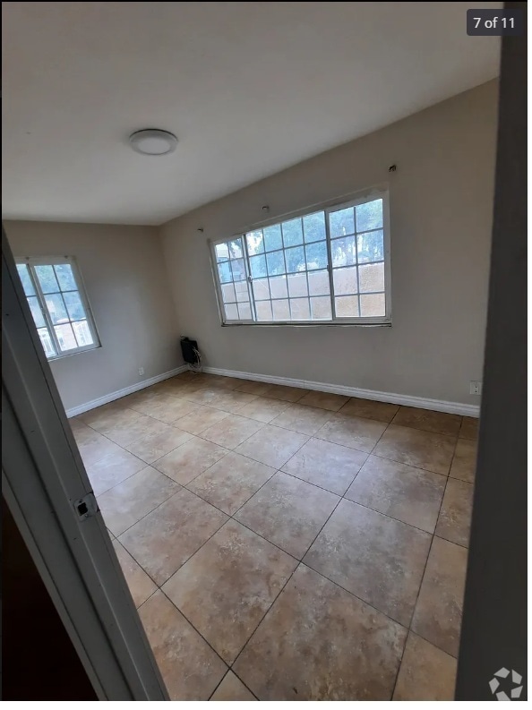 Building Photo - 117 E 16th St Rental