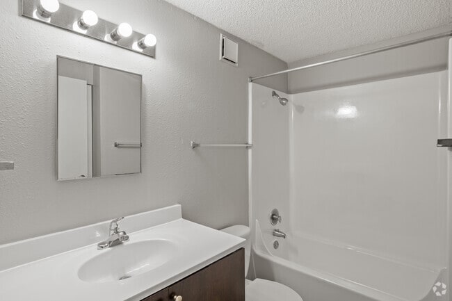 1BR, 1BA - 576SF - Bathroom