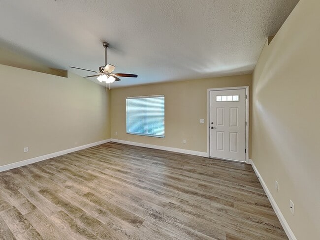 Photo - 2127 W Landmark Dr