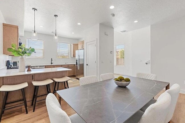 Photo - 1061 W Albertine Ln