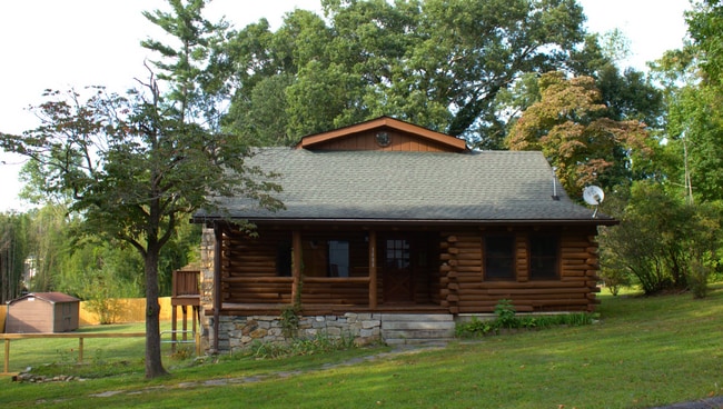 Building Photo - 3 Bedroom 2 bathroom with bonus room log c...