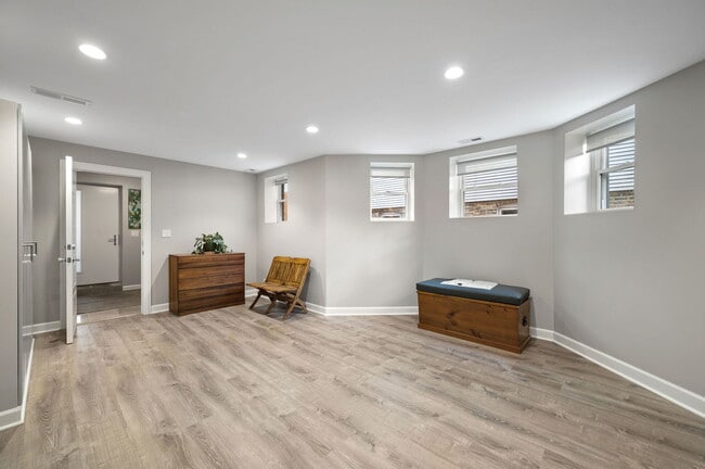 Photo - 1252 W Carmen Ave Unidad G