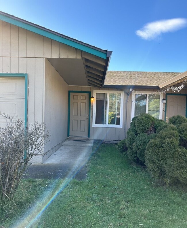 Building Photo - 125 NE Kingwood Dr Unit 125