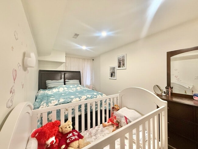 Photo - 1 + D BED - 1 BATH - RICHMOND HILL - BASEMENT Unité 2