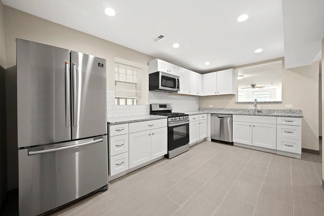 Photo - Spacious 2BR, 2BA Haven with Hardwood Elegance right across from Humboldt Park! Unidad #G